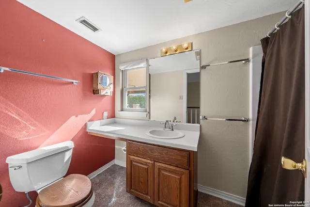 a view of room with window and ceiling fan