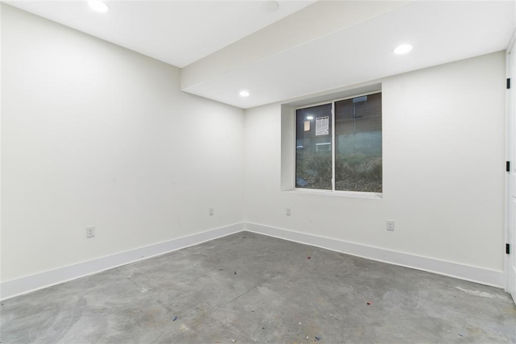 1361 Hawthorne Street Pittsburgh, PA 15201 - Photo 17 of 50 an empty room with a window