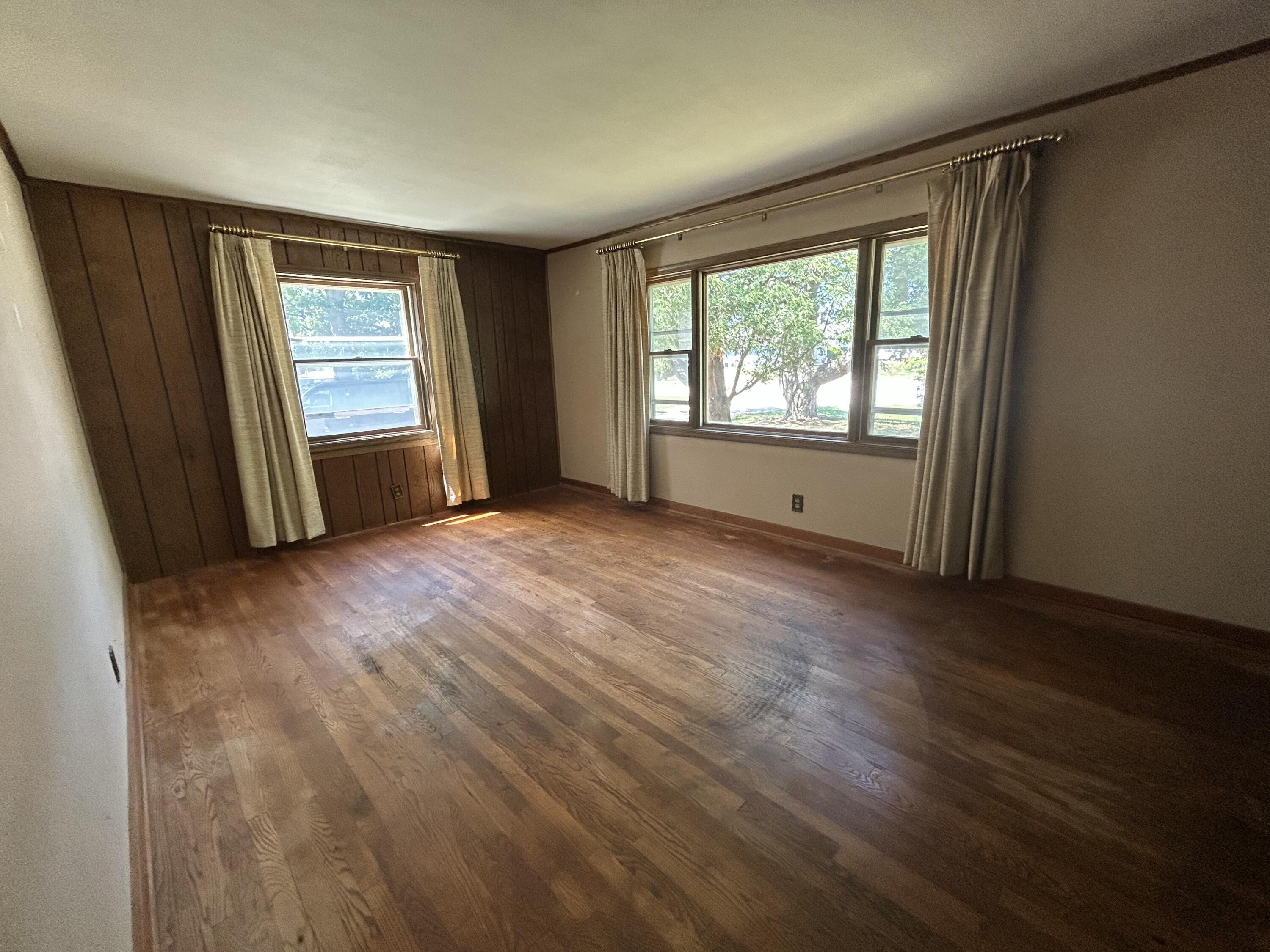 6845 Highway 31 Caledonia, WI 53402 - Photo 5 of 21 Bright living room
