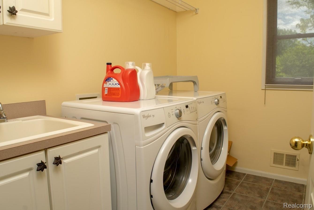 1046 Bloomview Circle Rochester, MI 48307 - Photo 19 of 31 Laundry Room.jpg
