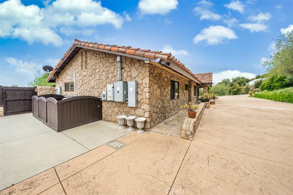 24405 Fuerte Road Temecula, CA 92590 - Photo 5 of 30
