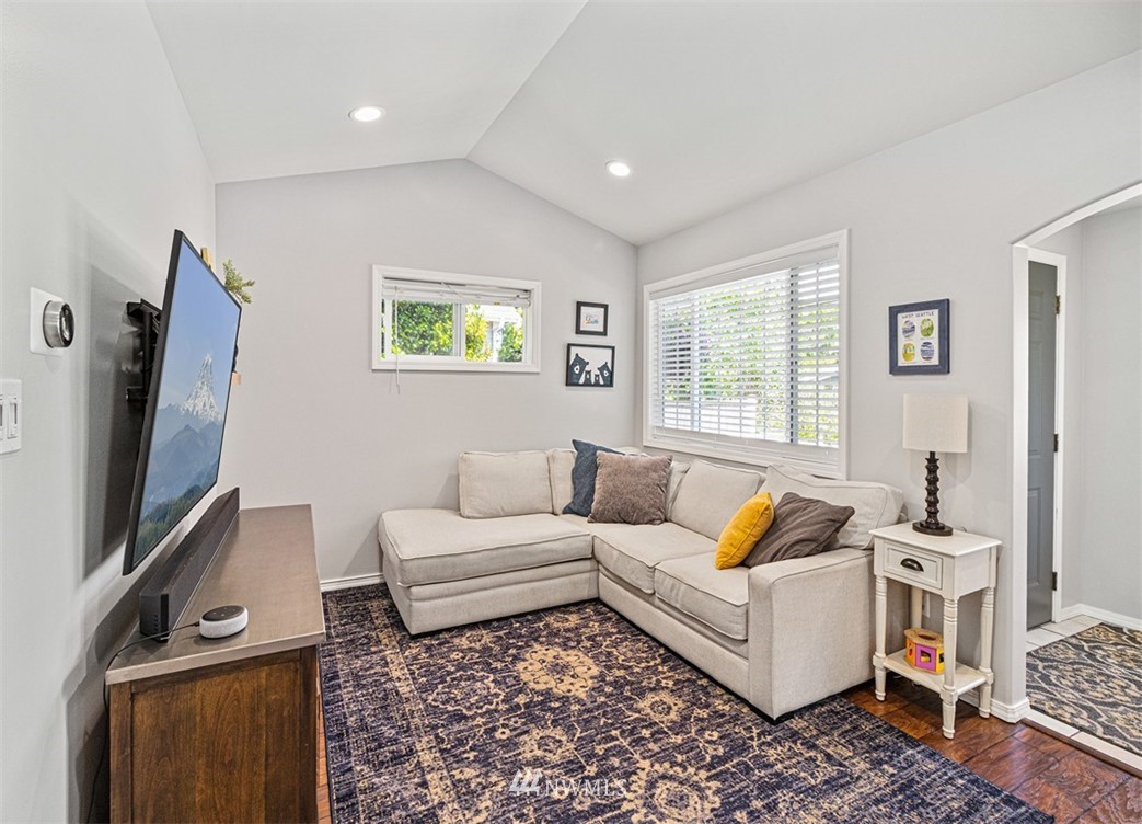 3753 Southwest 100th Street Seattle, WA 98146 - Photo 4 of 20 Gallery Image 4