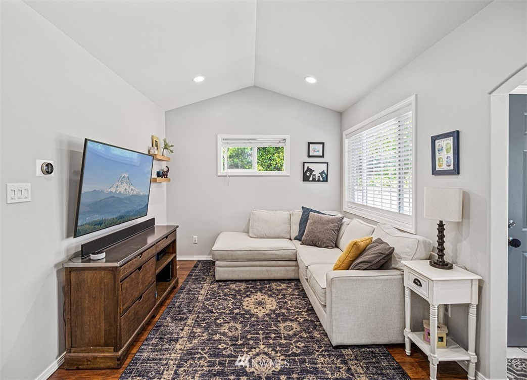 3753 Southwest 100th Street Seattle, WA 98146 - Photo 5 of 20 Gallery Image 5