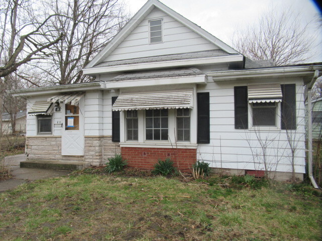 a view of front of a house with a yard