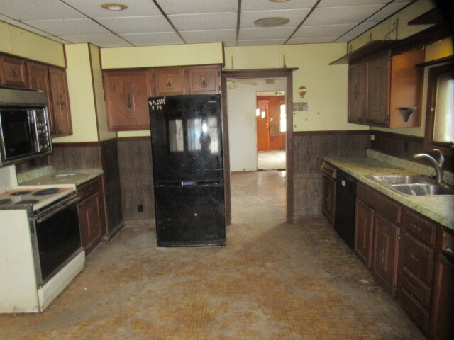 33 State Street Danville, IL 61832 - Photo 12 of 17 a kitchen with granite countertop a refrigerator and a sink