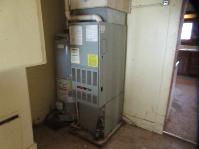 33 State Street Danville, IL 61832 - Photo 14 of 17 a view of entryway with a hallway