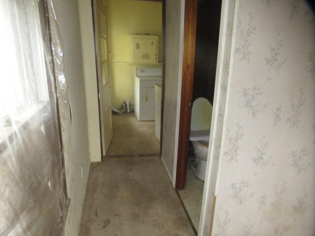 33 State Street Danville, IL 61832 - Photo 17 of 17 view of a bathroom from a glass door