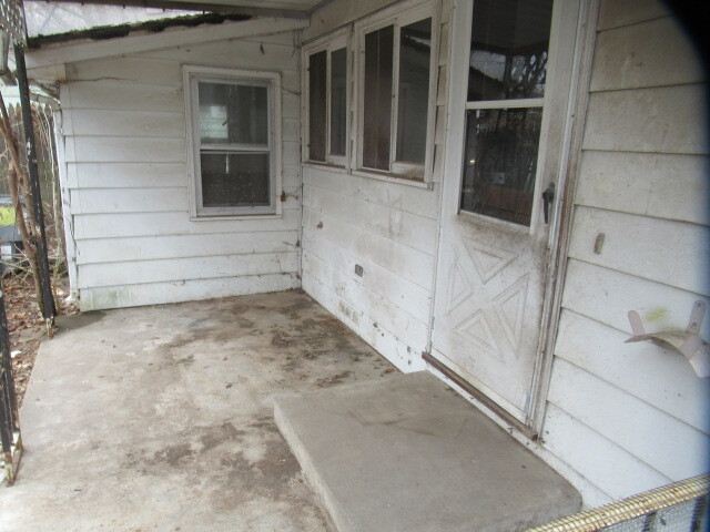 33 State Street Danville, IL 61832 - Photo 2 of 17 a view of empty room