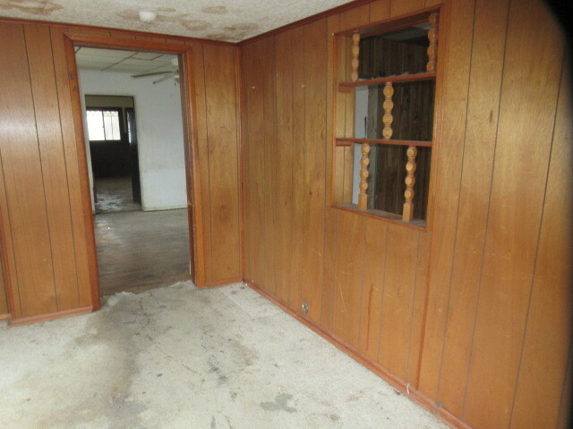 33 State Street Danville, IL 61832 - Photo 3 of 17 a view of a hallway