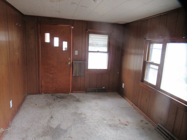 33 State Street Danville, IL 61832 - Photo 4 of 17 an empty room that has a window in it