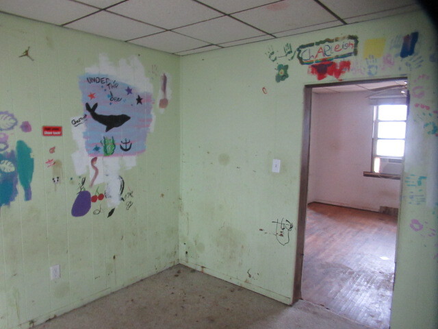 33 State Street Danville, IL 61832 - Photo 10 of 17 a view of a bathroom