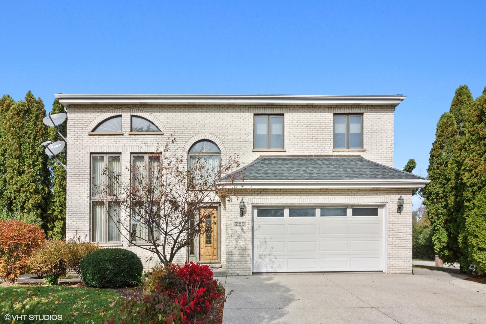 1250 Itasca Road Addison, IL 60101 - Photo 2 of 3 a front view of a house with a garden