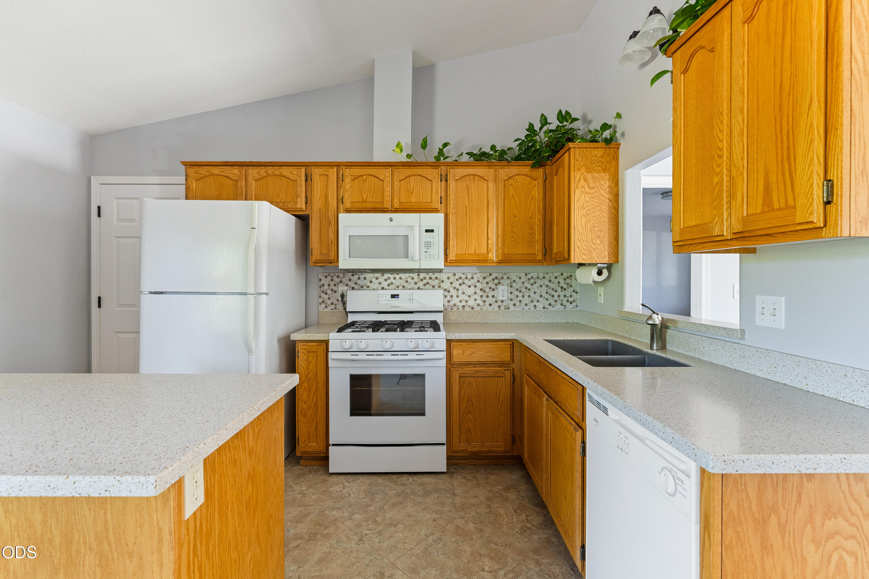 1445 Southwest Silver Maple Way Grants Pass, OR 97526 - Photo 4 of 29