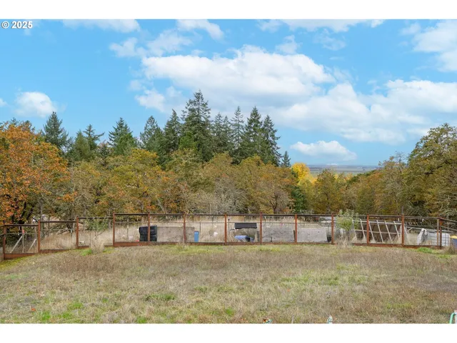a view of an house with backyard and deck