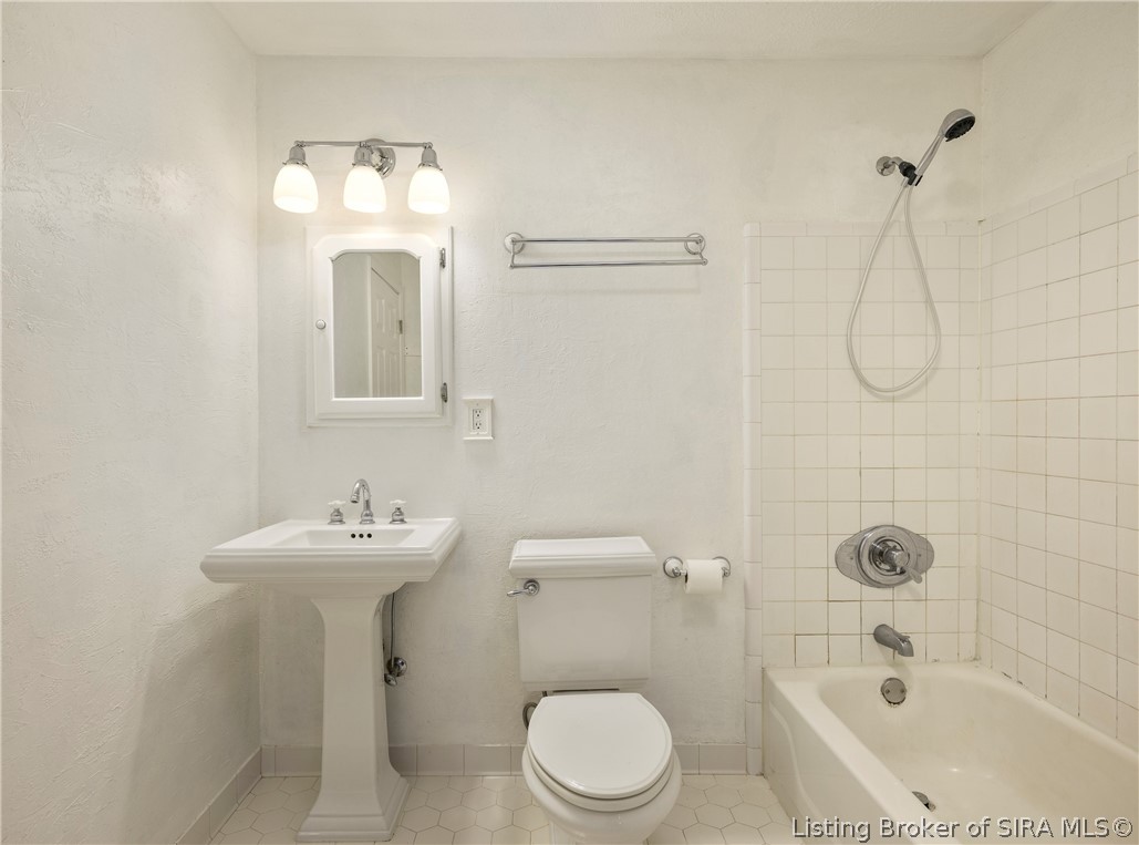 2900 Middle Road, Unit 27 Jeffersonville, IN 47130 - Photo 17 of 26 Full bath