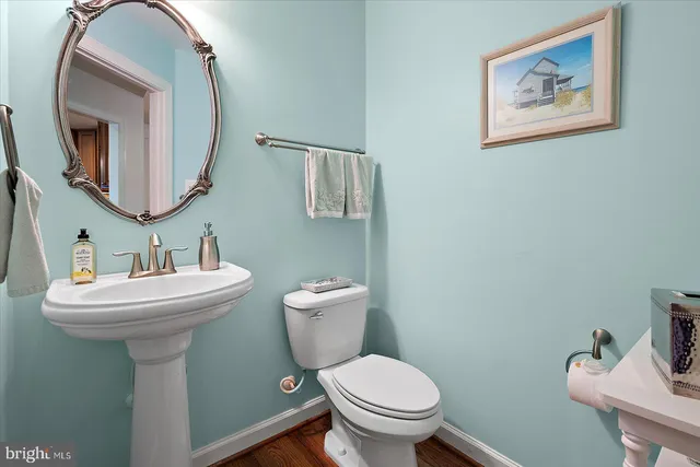 a view of a house with backyard and garden