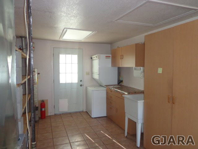 989 17 Road Fruita, CO 81521 - Photo 15 of 23 a kitchen with a stove a refrigerator and cabinets