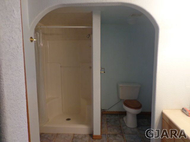 989 17 Road Fruita, CO 81521 - Photo 19 of 23 a white toilet sitting next to a shower