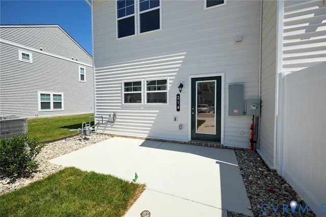 a view of a house with backyard and porch