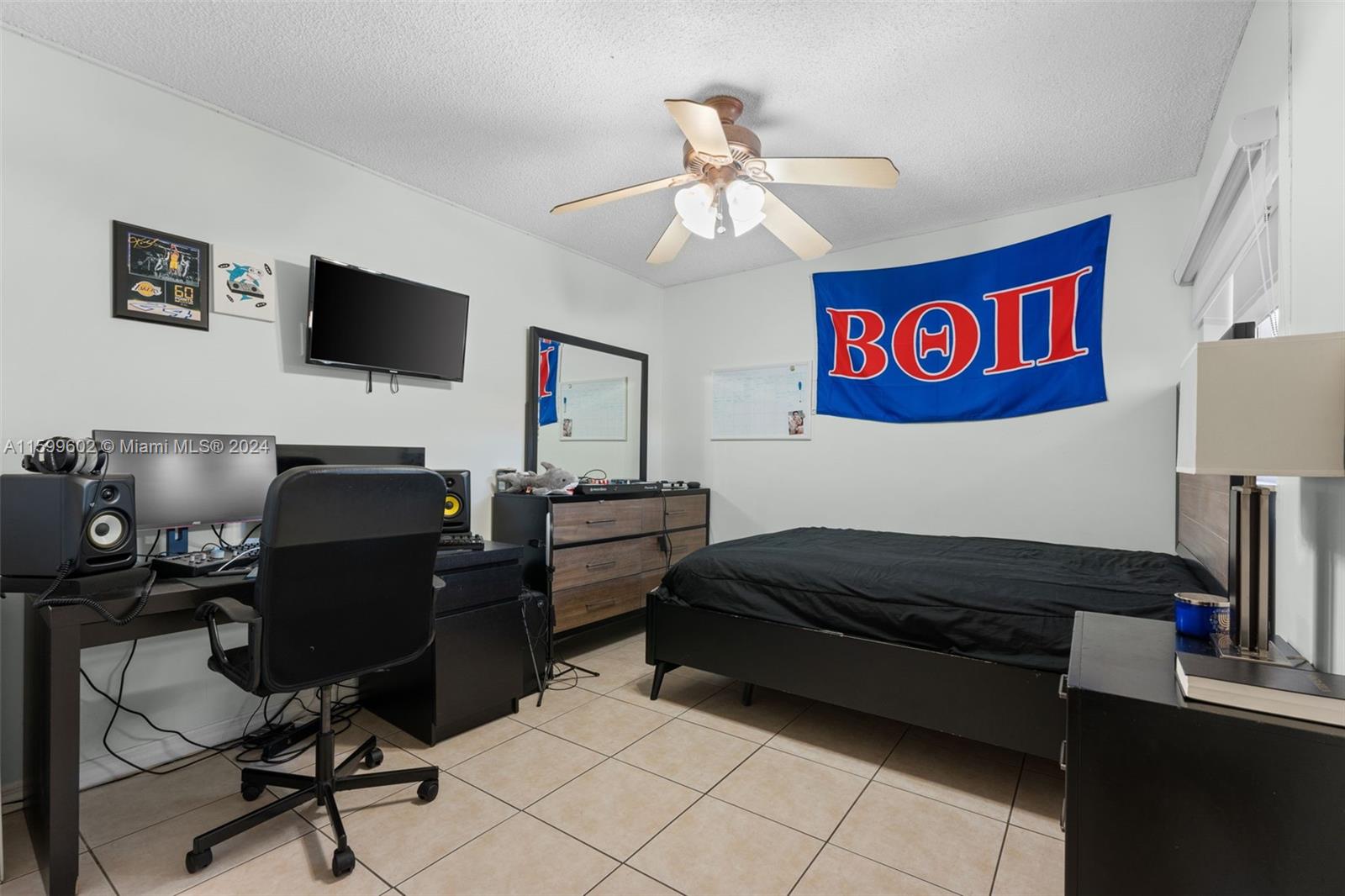 13926 Southwest 65th Terrace, Unit 3 Miami, FL 33183 - Photo 20 of 34 a livingroom with workspace and a window