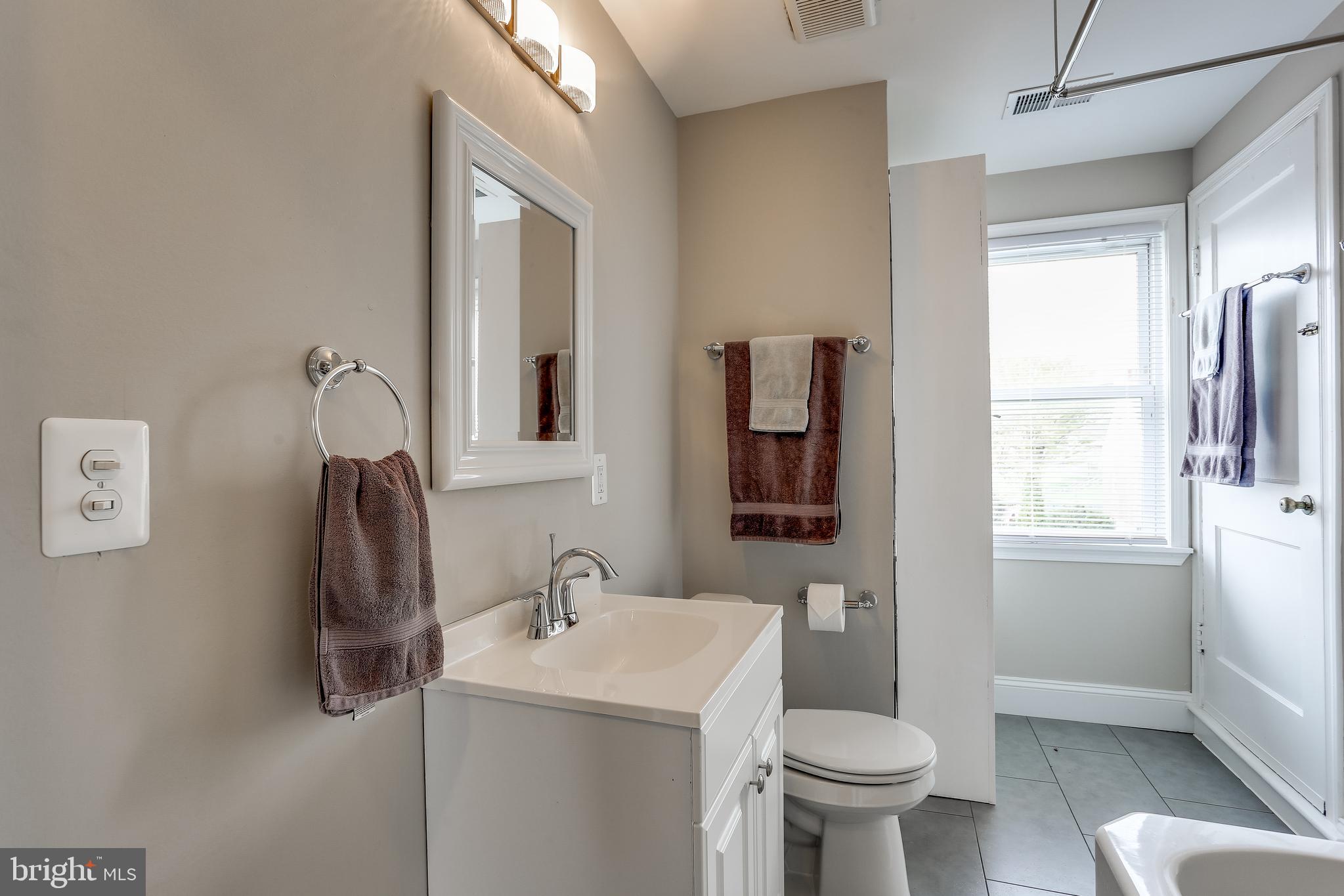 1219-10 Ten Oaks Road Halethorpe, MD 21227 - Photo 22 of 33 BAth