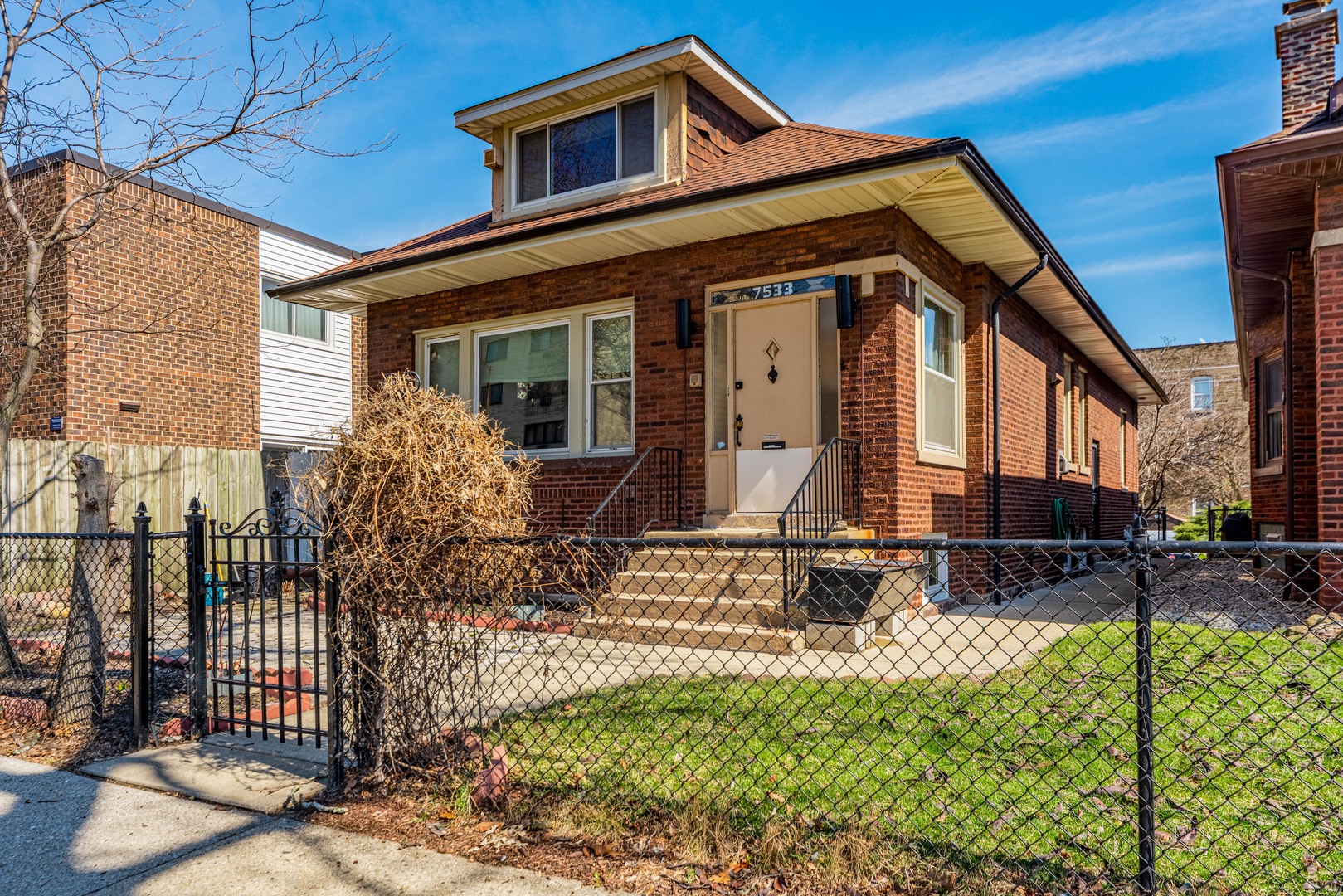 7533 North Ridge Boulevard Chicago, IL 60645 - Photo 4 of 34