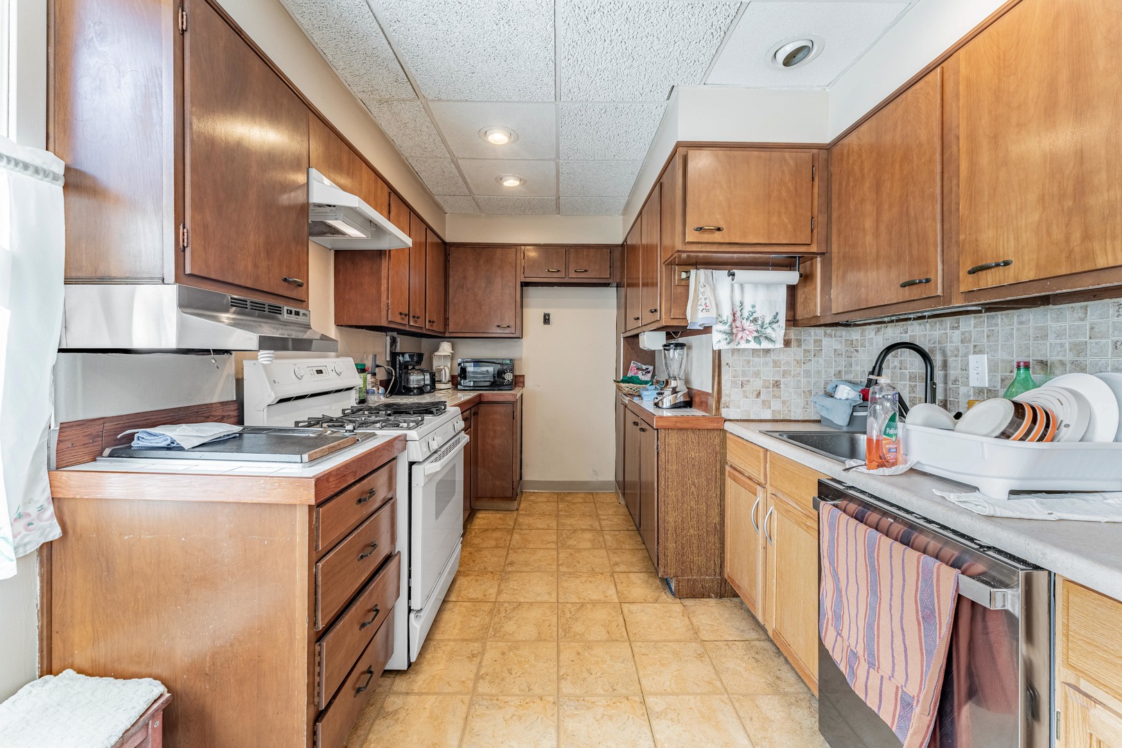 7533 North Ridge Boulevard Chicago, IL 60645 - Photo 10 of 34