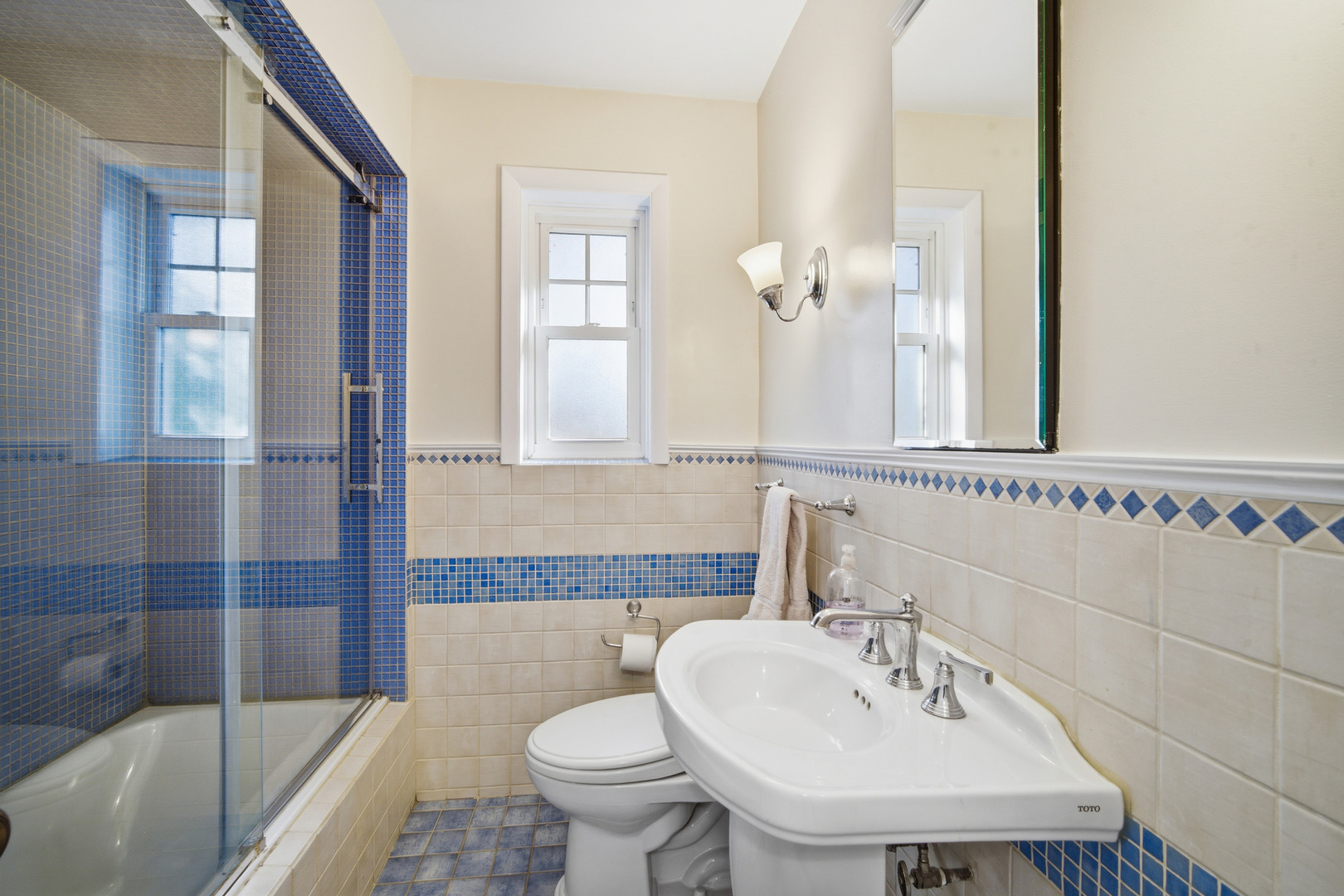 1700 Marguerite Street Park Ridge, IL 60068 - Photo 27 of 44 a bathroom with a sink and a mirror