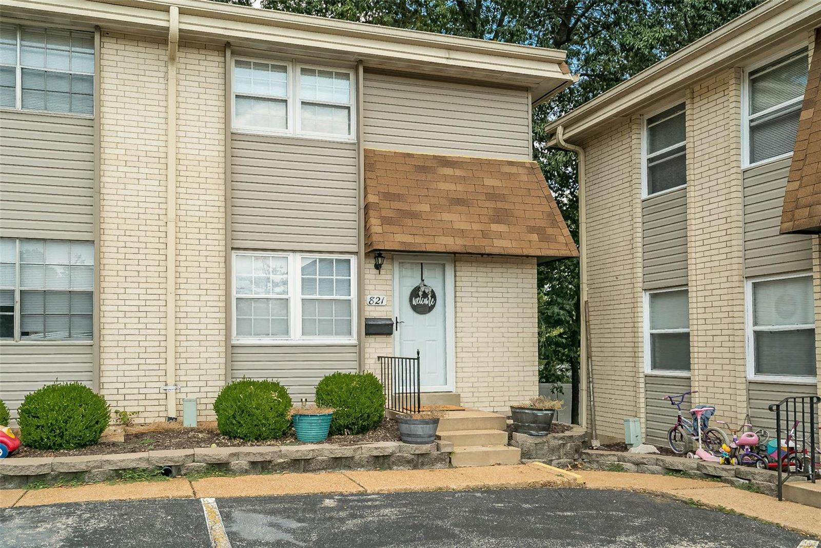 821 Portsdown Road Ballwin, MO 63011 - Photo 3 of 54