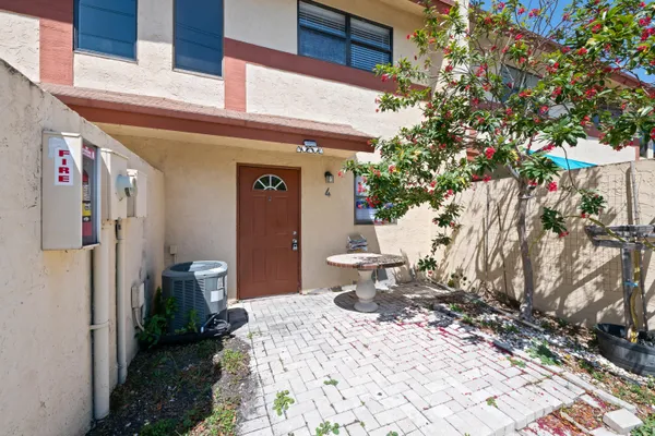 $2,200 | 3281 East Golf Boulevard, Unit 4, Pompano Beach, FL 33064