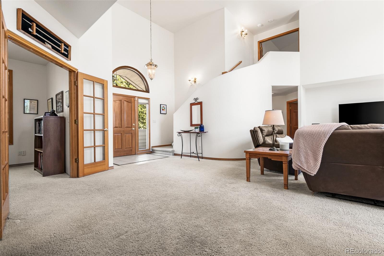 6252 King Drive Evergreen, CO 80439 - Photo 3 of 50 a living room with furniture