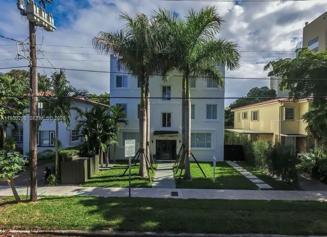 $1,900 | 333 Southwest 30th Road, Unit 4, Miami, FL 33129