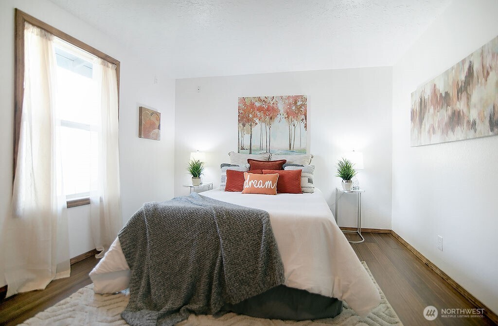 140 Rodgers Road Silverlake, WA 98645 - Photo 17 of 35 a bedroom with a bed and a window