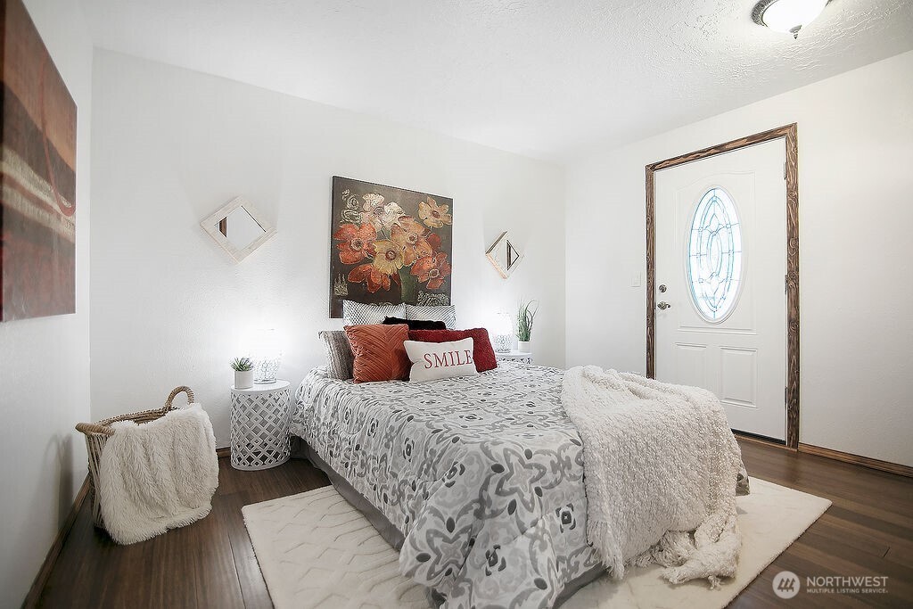 140 Rodgers Road Silverlake, WA 98645 - Photo 20 of 35 a bedroom with a bed and a painting on the wall