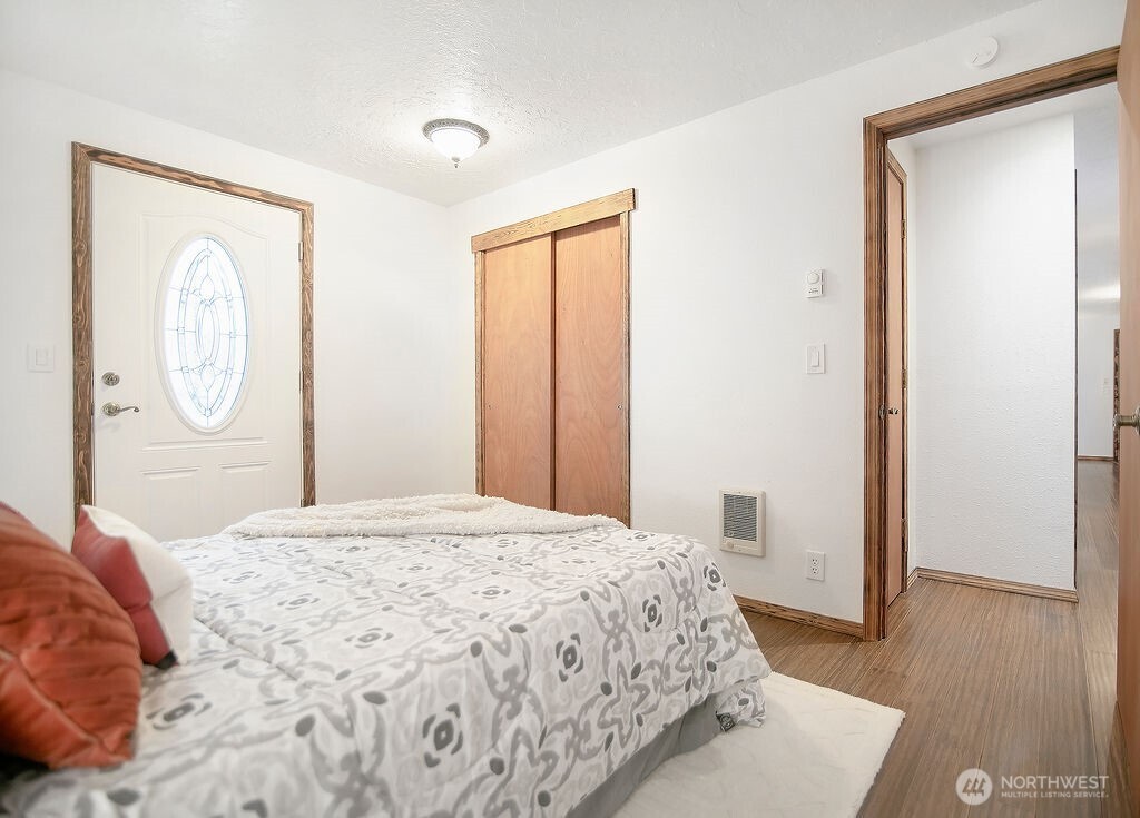 140 Rodgers Road Silverlake, WA 98645 - Photo 22 of 35 a bedroom with a large bed and a window