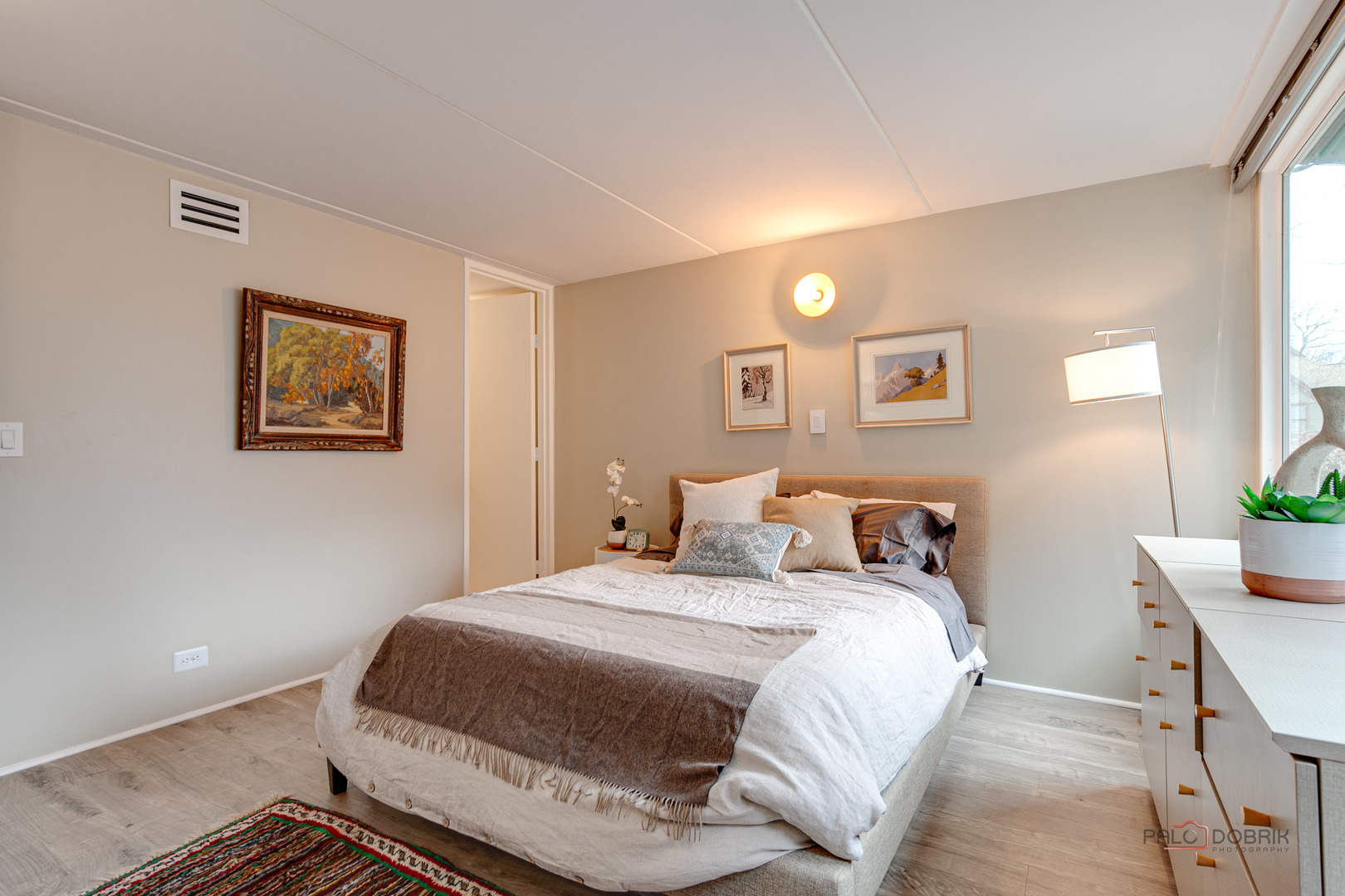 840 Michigan Avenue, Unit 9 Evanston, IL 60202 - Photo 12 of 27 a bedroom with a bed and a potted plant