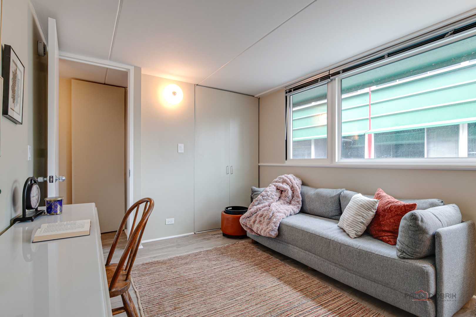 840 Michigan Avenue, Unit 9 Evanston, IL 60202 - Photo 14 of 27 a living room with furniture and a window
