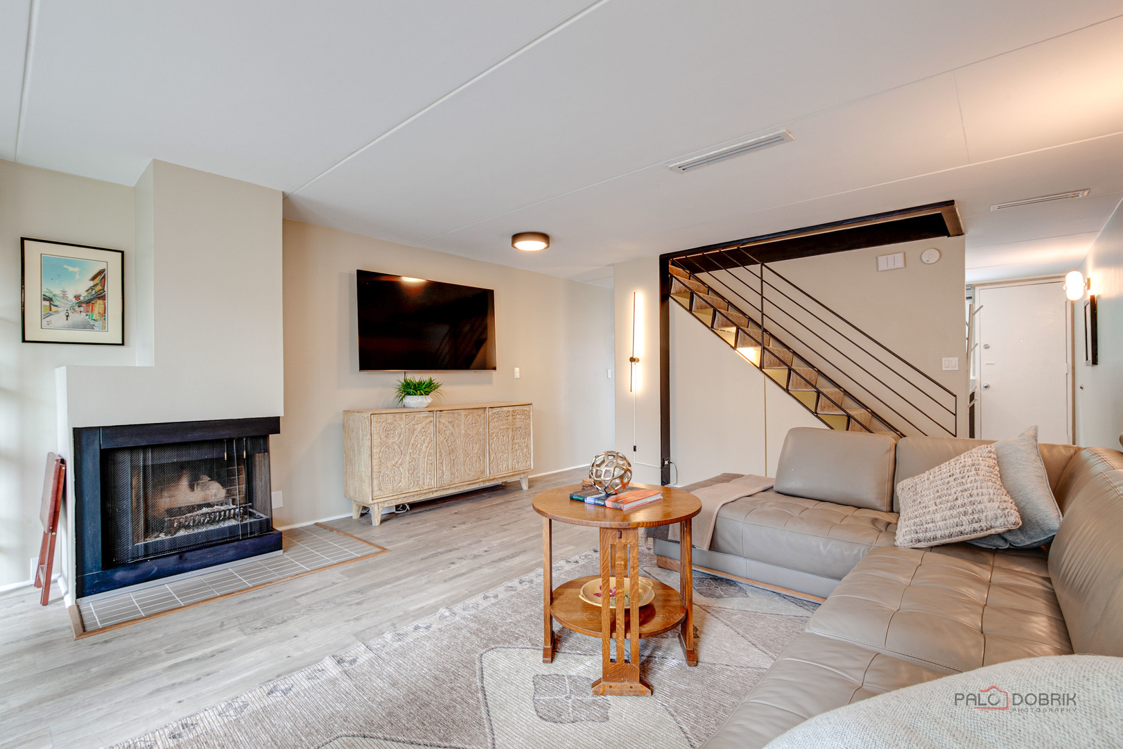 840 Michigan Avenue, Unit 9 Evanston, IL 60202 - Photo 2 of 27 a living room with furniture and a flat screen tv