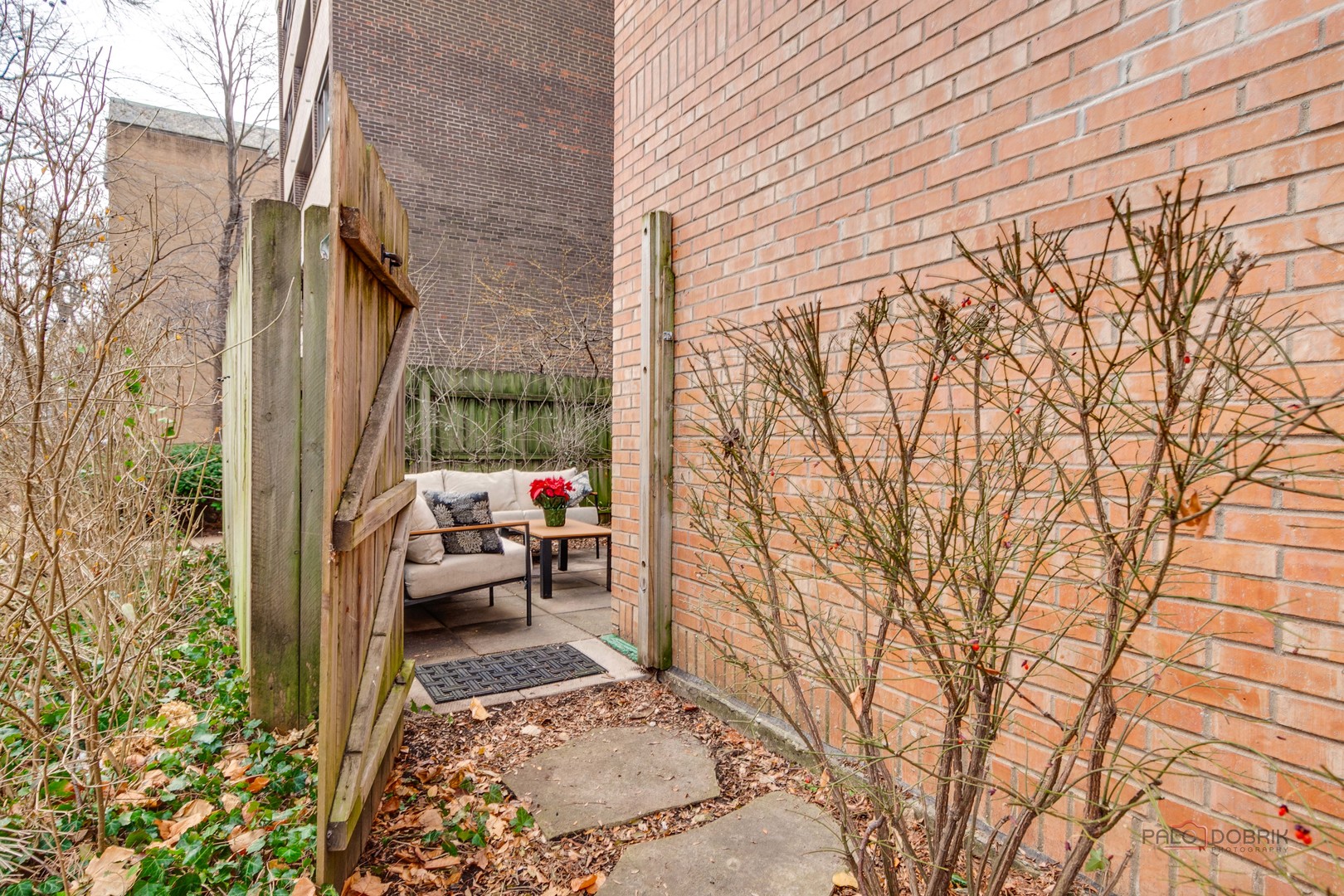 840 Michigan Avenue, Unit 9 Evanston, IL 60202 - Photo 23 of 27 a view of a corridor