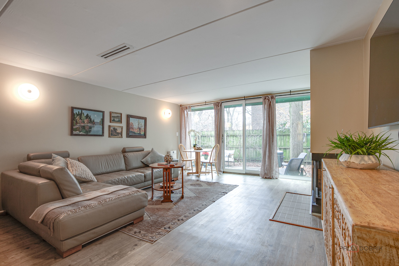 840 Michigan Avenue, Unit 9 Evanston, IL 60202 - Photo 3 of 27 a living room with furniture and a large window