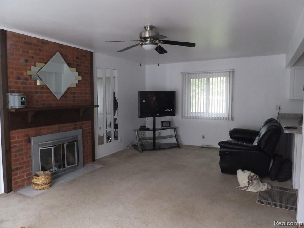 410 Peters Road Milford, MI 48381 - Photo 7 of 28 Spacious family room with updated lighting