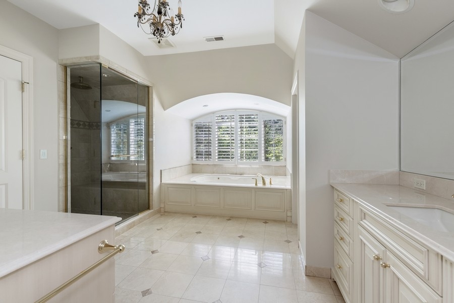 55 Stone Gate Road Lake Forest, IL 60045 - Photo 28 of 62 a bathroom with a sink and a bathtub