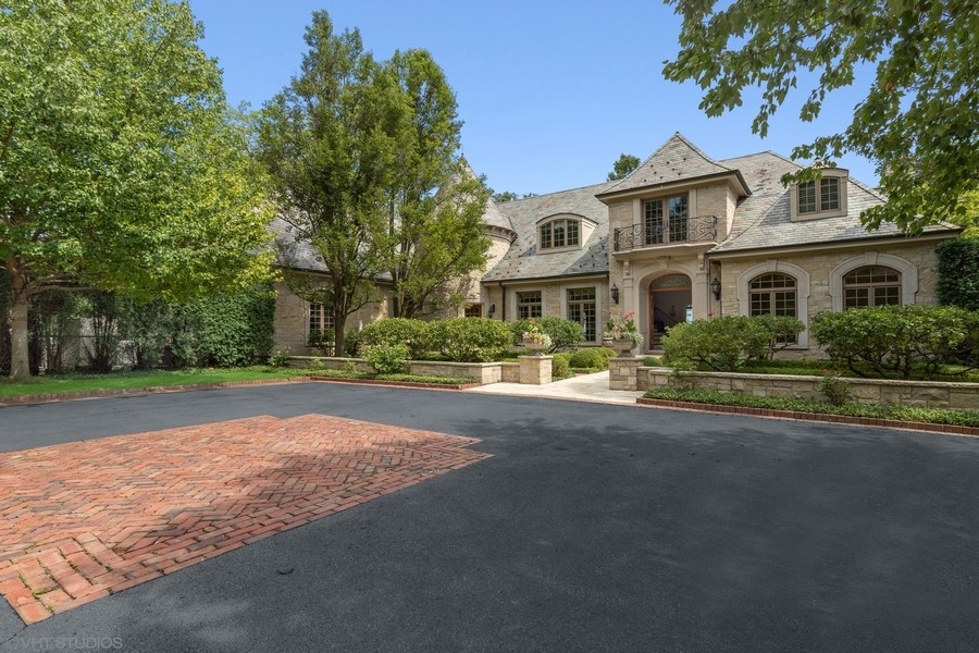 55 Stone Gate Road Lake Forest, IL 60045 - Photo 7 of 62 a front view of house with yard and green space