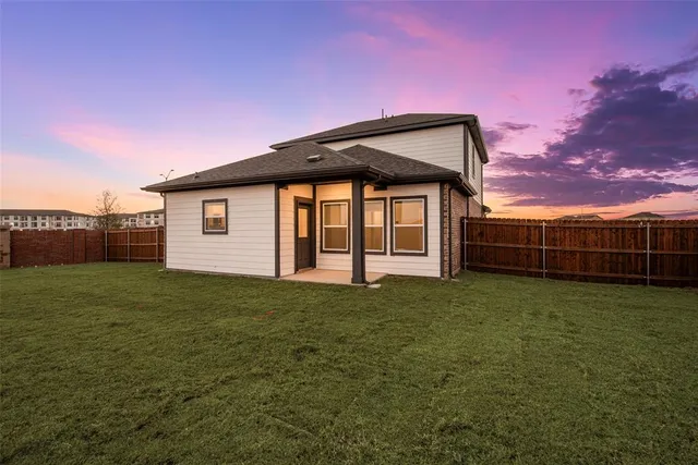 a view of a house with backyard and garden