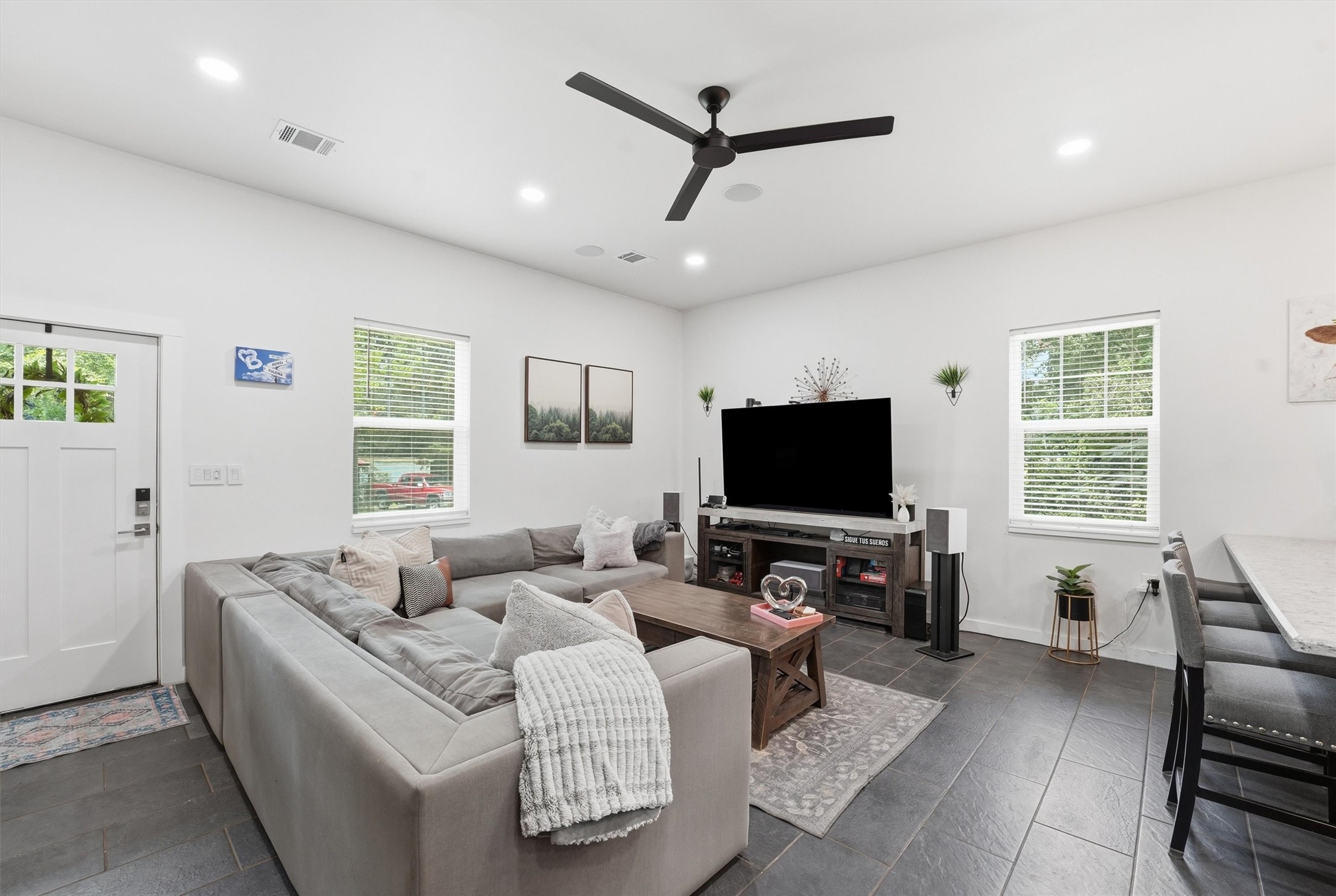 13100 Royal Springs Road Conroe, TX 77303 - Photo 3 of 10 Living room
