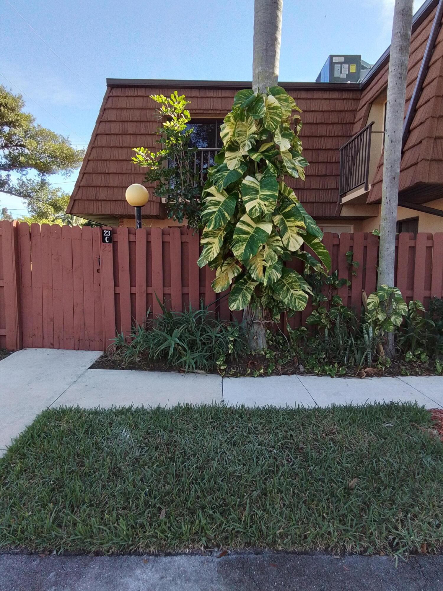 1458 North Lawnwood Circle, Unit 23C Fort Pierce, FL 34950 - Photo 3 of 42 a backyard of a house