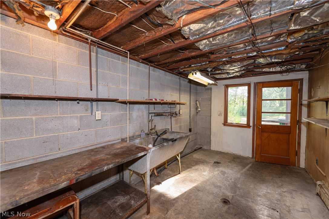 12310 Huntoon Road Painesville, OH 44077 - Photo 37 of 48 Laundry and workshop