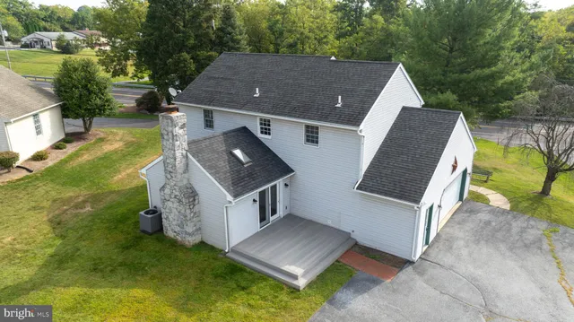 a view of a house with a backyard