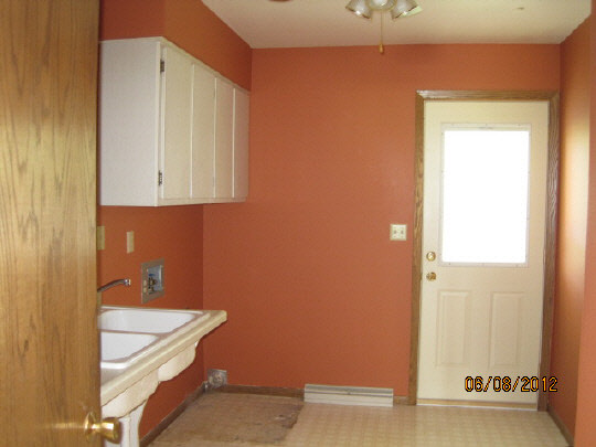 13491 East Bethel Road Rochelle, IL 61068 - Photo 8 of 11 a bathroom with a tub and shower