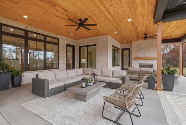 $1,389,000 | 116 Bradley Lane, Cottontown, TN 37048